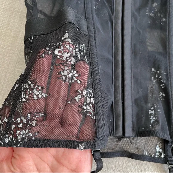 VICTORIA’S SECRET* Lace corset with silver details - Picture 6 of 10